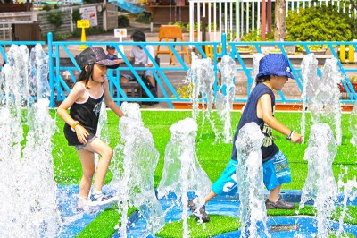 じゃぶじゃぶ池で清水公園の水の迷路で遊ぶ子ども達千葉編画像